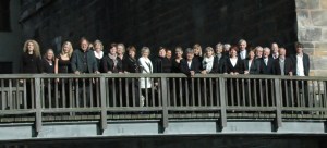 Sängerinnen und Sänger der Amberger Chorgemeinschaft auf dem Martinssteg neben dem Luftmuseum
