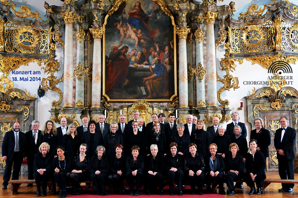 Die Amberger Chorgemeinschaft posiert für ein Gruppenfoto im prunkvollen Kongregationssaal, umgeben von kunstvollen Verzierungen und einem großen Gemälde im Hintergrund.